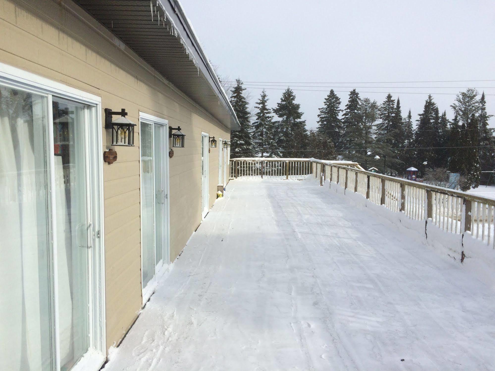 Hotel Attitude Montagne Saint Adolphe D'Howard Exterior foto